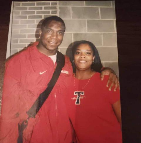 A picture of two people in red shirts.